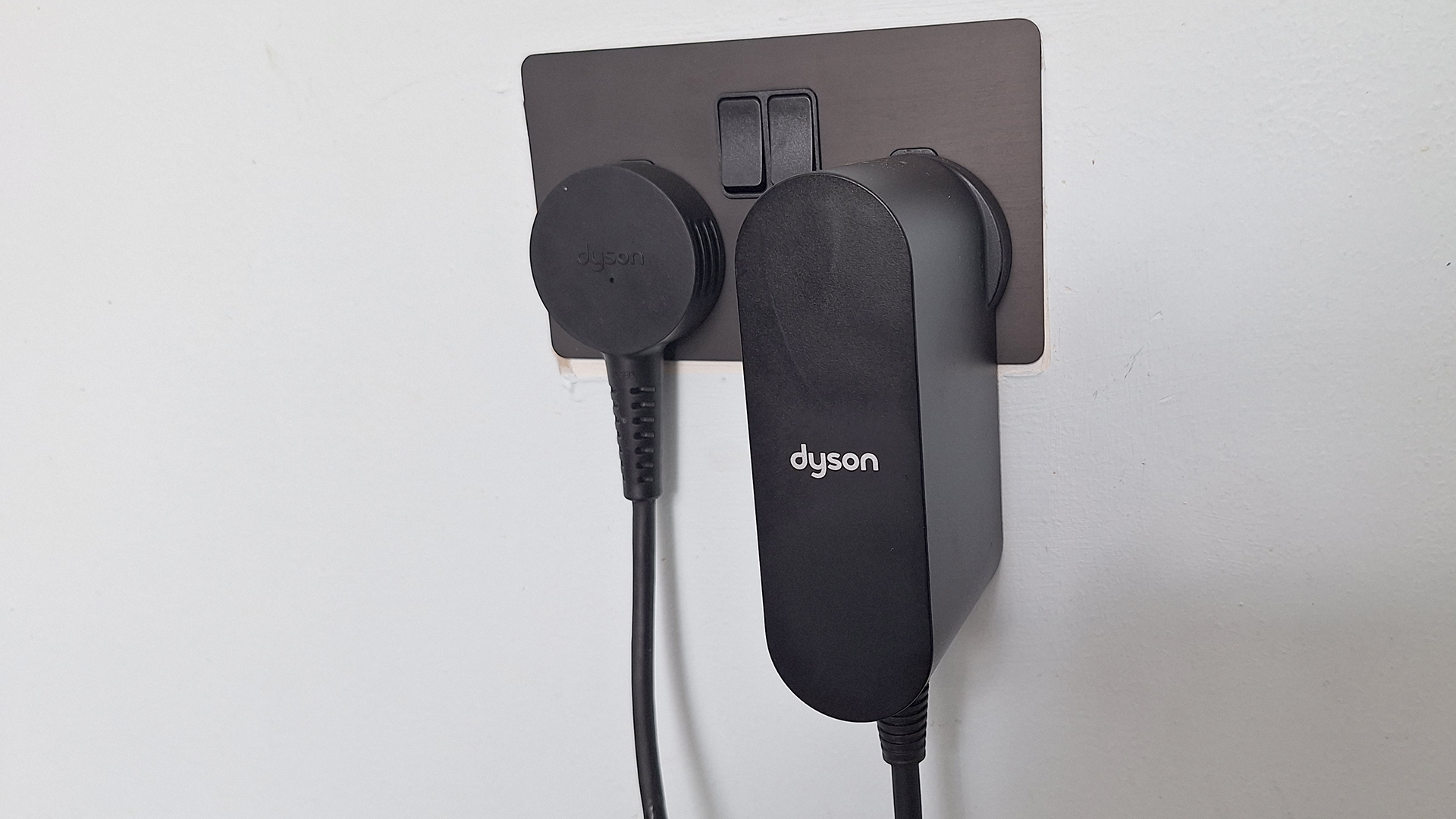 سد لمجفف شعر Dyson supersonic r