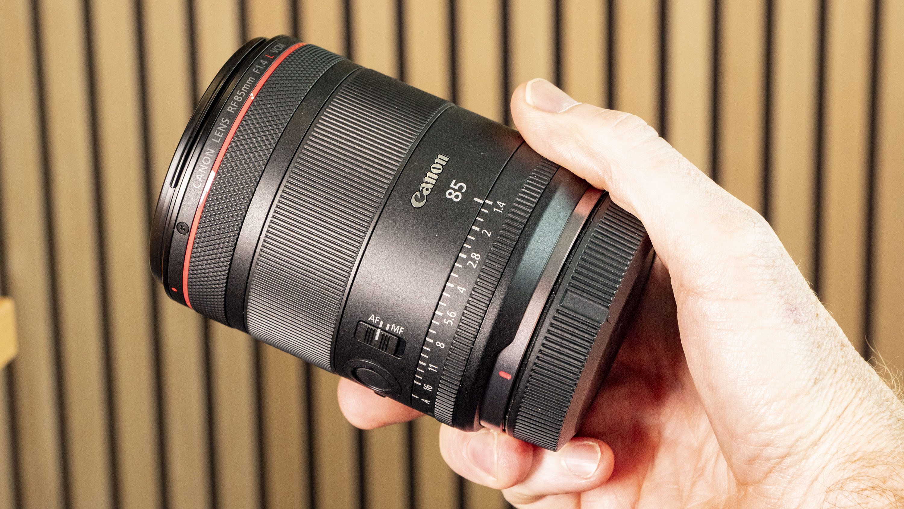 Canon RF 85mm F1.4L VCM lens in photographer&#039;s hands