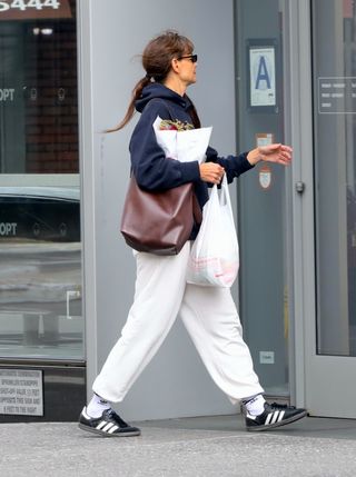 katie holmes carrying a madewell tote bag and wearing adidas sambas