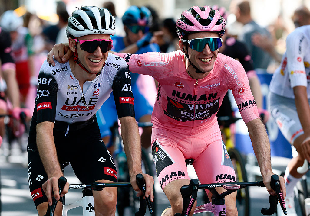 Adam UAE Team Emirates XRG&#039;s British rider Adam Yates (L) and Team Visma-Lease a Bike&#039;s British rider Simon Yates wearing the pink jersey of overall leader (Maglia Rosa) react as they ride at the start of the 21st stage of the 108th Giro d&#039;Italia cycling race of 143kms from Rome to Rome on June 1, 2025. (Photo by Luca Bettini / AFP)