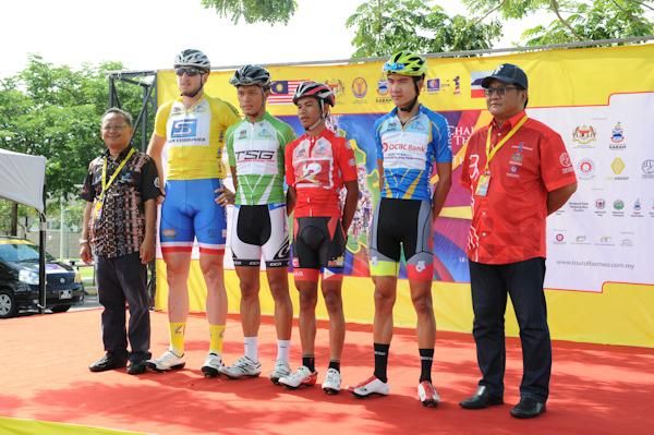 The jersey leaders are presented at the stage start