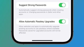 Un iPhone sur fond bleu et vert montrant les réglages de l'application Mot de passe