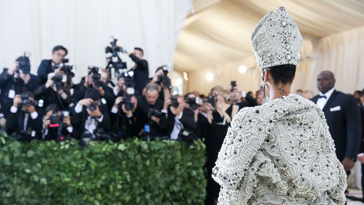 Rihanna dressed as the Pope and basically shut down the Met Gala 2018 ...