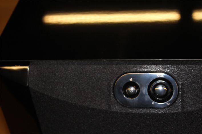 The Yamaha NS-SW300&rsquo;s power button and volume knob are located at the top of the front panel.