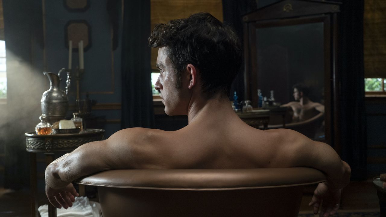 Johnathan Bailey as Anthony Bridgerton in Bridgerton season 2, anthony bridgerton in the bathtub