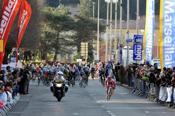 Dumoulin (Cofidis) approaches the finish of stage four