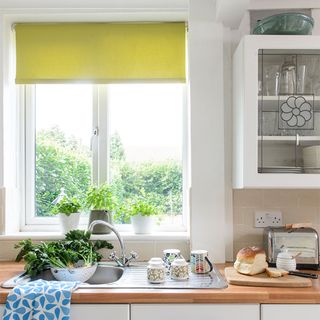 How to measure for roller blinds with green kitchen blind