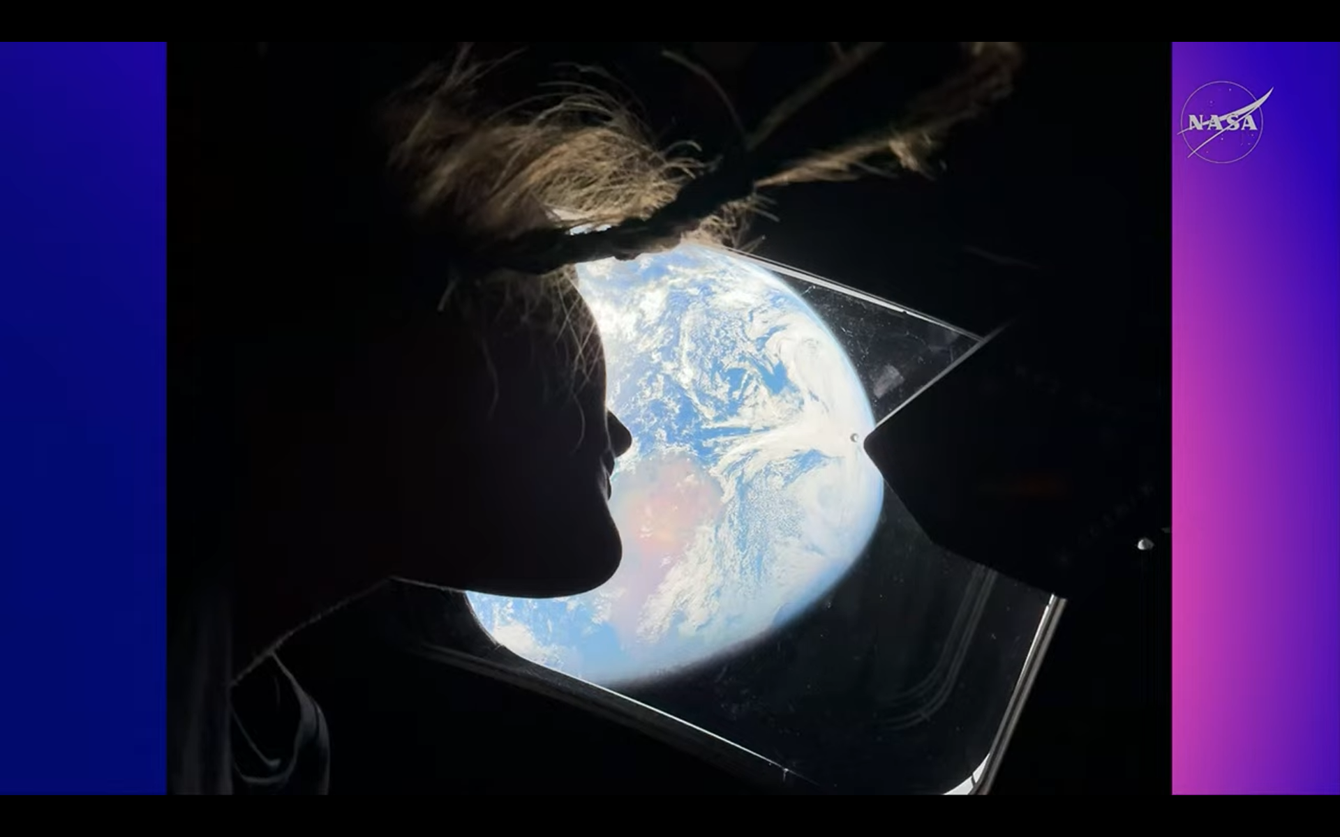 رائدة الفضاء أرتميس 2 كريستينا كوخ تنظر إلى الأرض من داخل أوريون