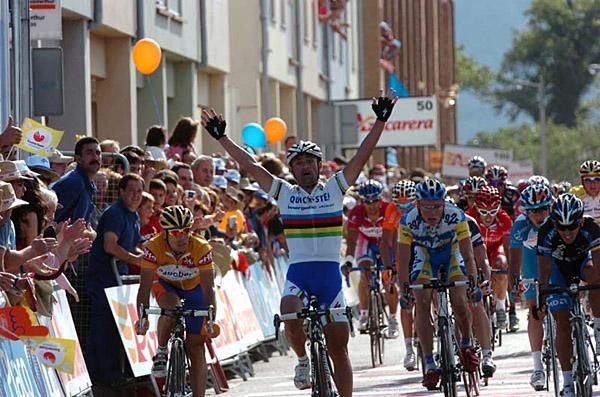 Paolo Bettini on his way to victory.