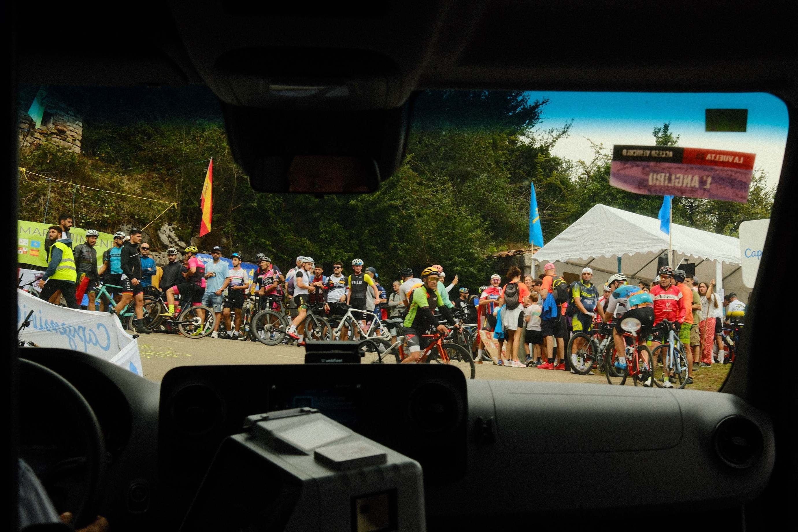 Crowds on one of the steep hairpin corners