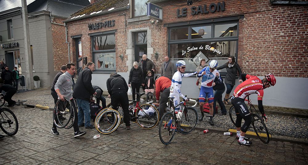 Wet cobbles caused crashes in Le Samyn