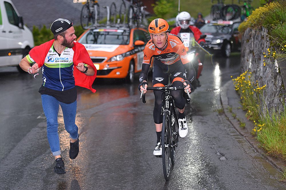 Pieter Weening (Roompot) goes on by himself to win stage 6