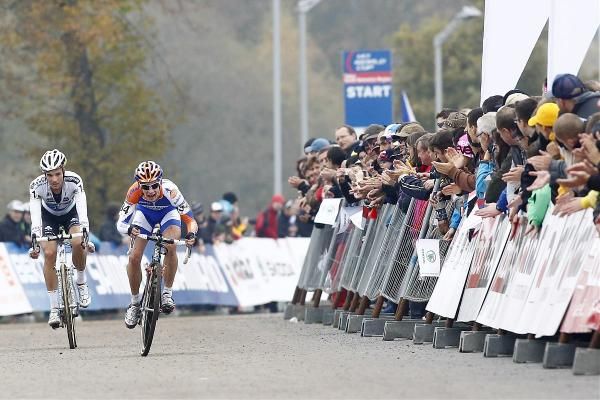 Lars van der Haar (Rabobank-Giant Off-road Team) outsprints world champion Niels Albert (BKCP-Powerplus) for second place.