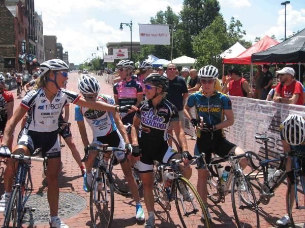 Brooke Miller and Laura Van Gilder joke before the start.