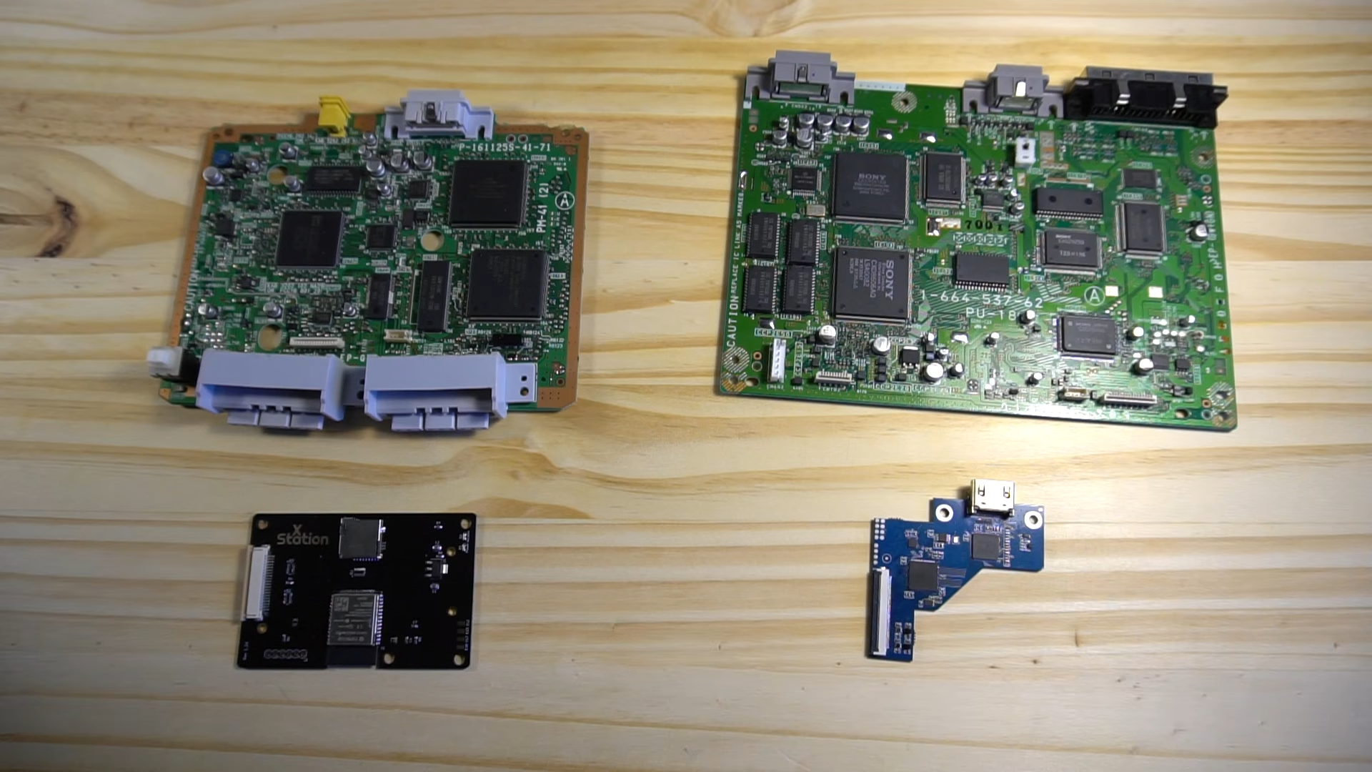 تم إنشاء Hybrid PlayStation من خلال الجمع بين مكونات من وحدتي تحكم PS1 مختلفتين ودمجهما مع XStation & لوحة تحكم HDMI