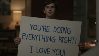 Freddie HIghmore as Dr. Shaun Murphy holding up a sign for Lea in The Good Doctor