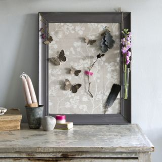 memo board with grey wall and table