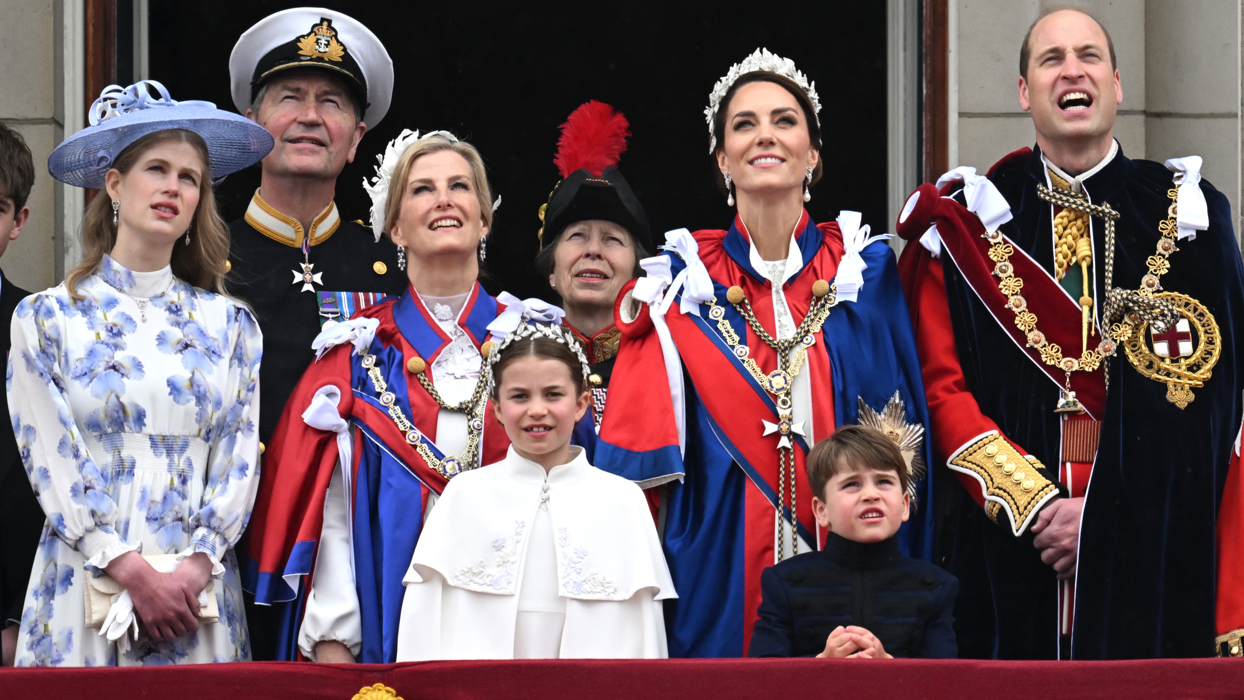 Lady Louise Mountbatten-Windsor, Sir Timothy Laurence, Sophie, vévodkyně z Edinburghu, princezna Charlotte z Walesu, princezna Anne, princezna Royal, Catherine, princezna z Walesu, princ Louis z Walesu a princ William, princ z Walesu stojí na balkóně Buckinghamský palác v roce 2023