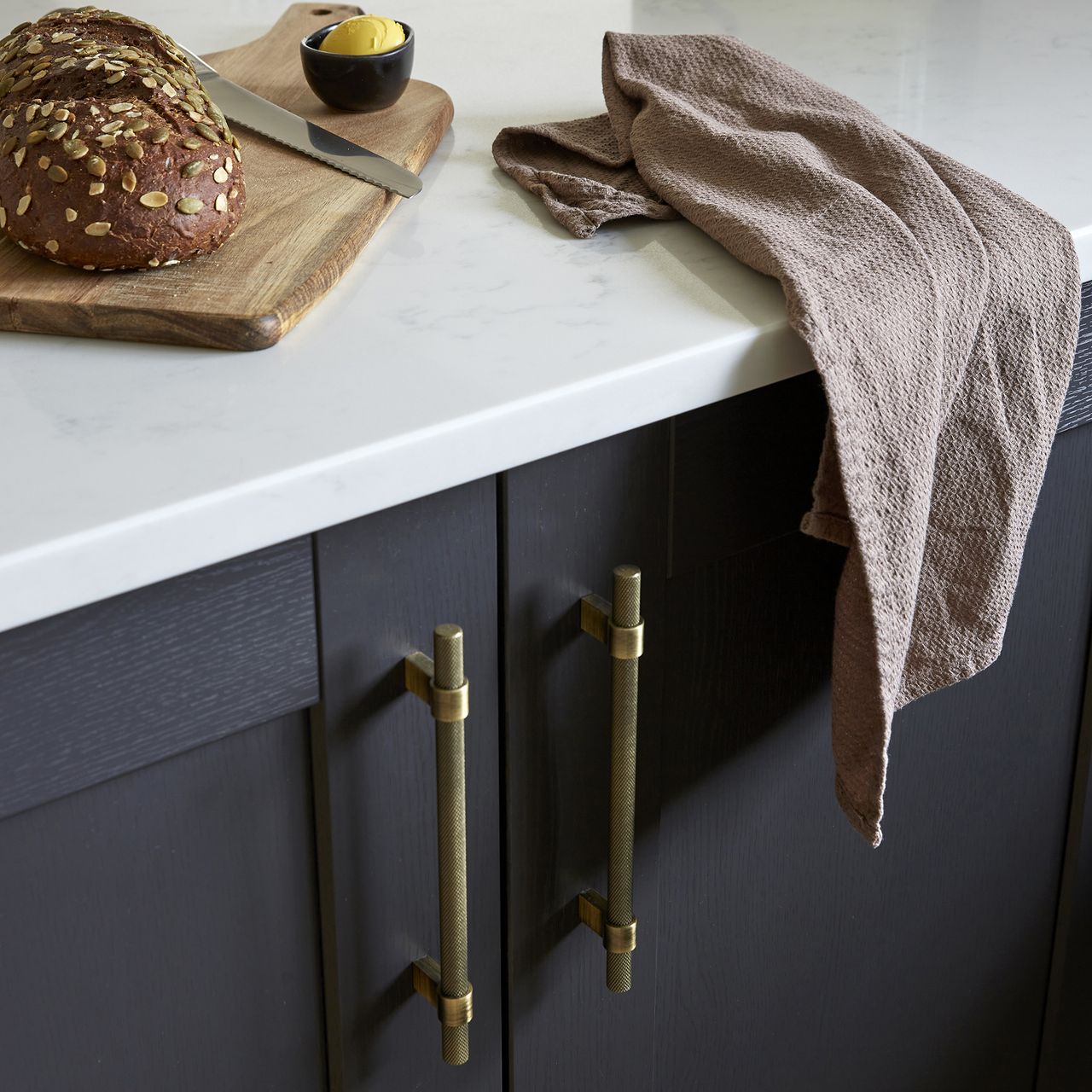 Should I use knobs or handles on kitchen cabinets? | Ideal Home