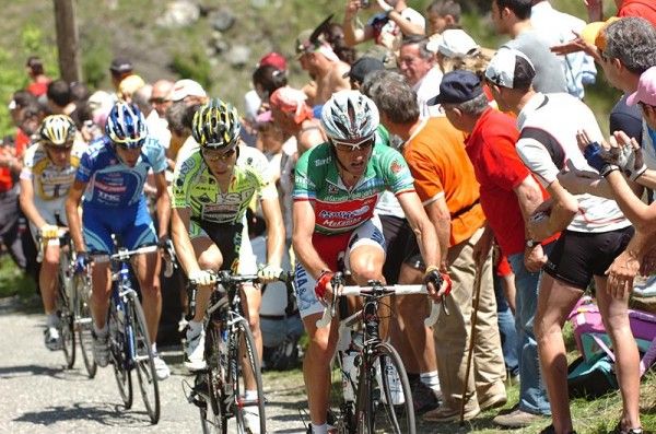 Stefano Garzelli (Acqua e Sapone) stayed with the lead group for a time after being caught.