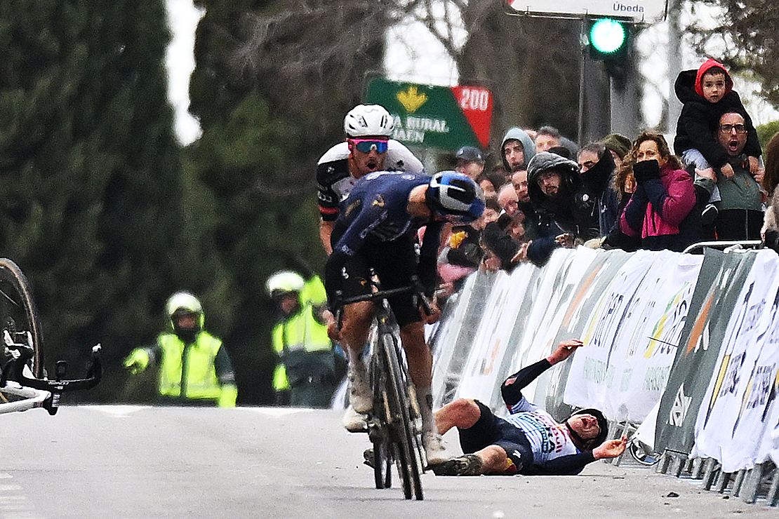 Maxim Van Gils crashing at the Cl&aacute;sica Ja&eacute;n