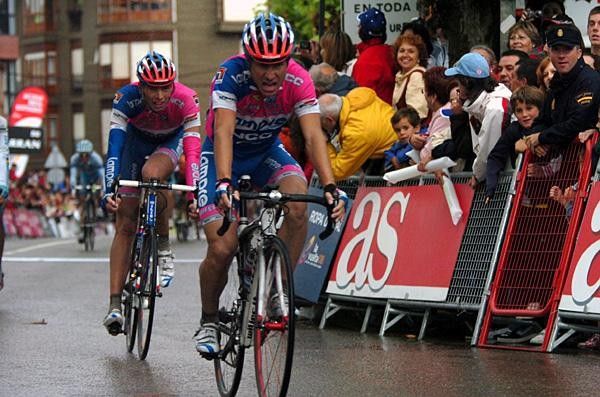 Damiano Cunego (Lampre) leads teammate Alessandro Ballan at the finish.
