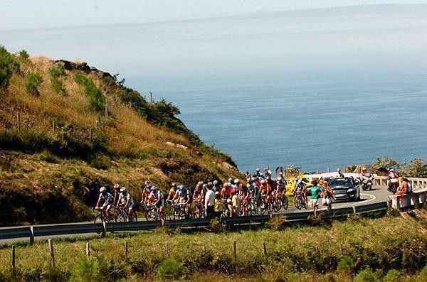 The peloton climbs the Alto de Jaizkibel.