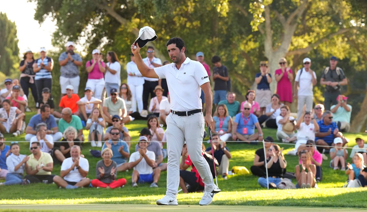 Otaegui waves to the crowd on the 18th green