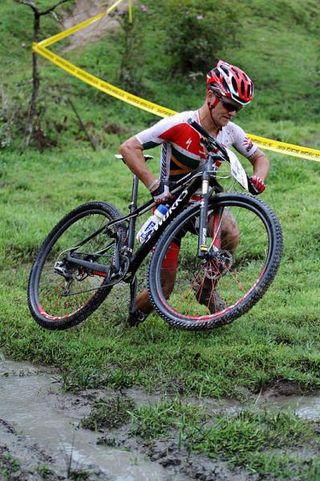 Burry Stander (Specialized) runs with his bike
