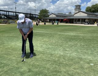 Mike Bailey putts with the BioMech Putt sesnor.