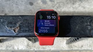 Apple Watch 6 in rot auf einem Geländer