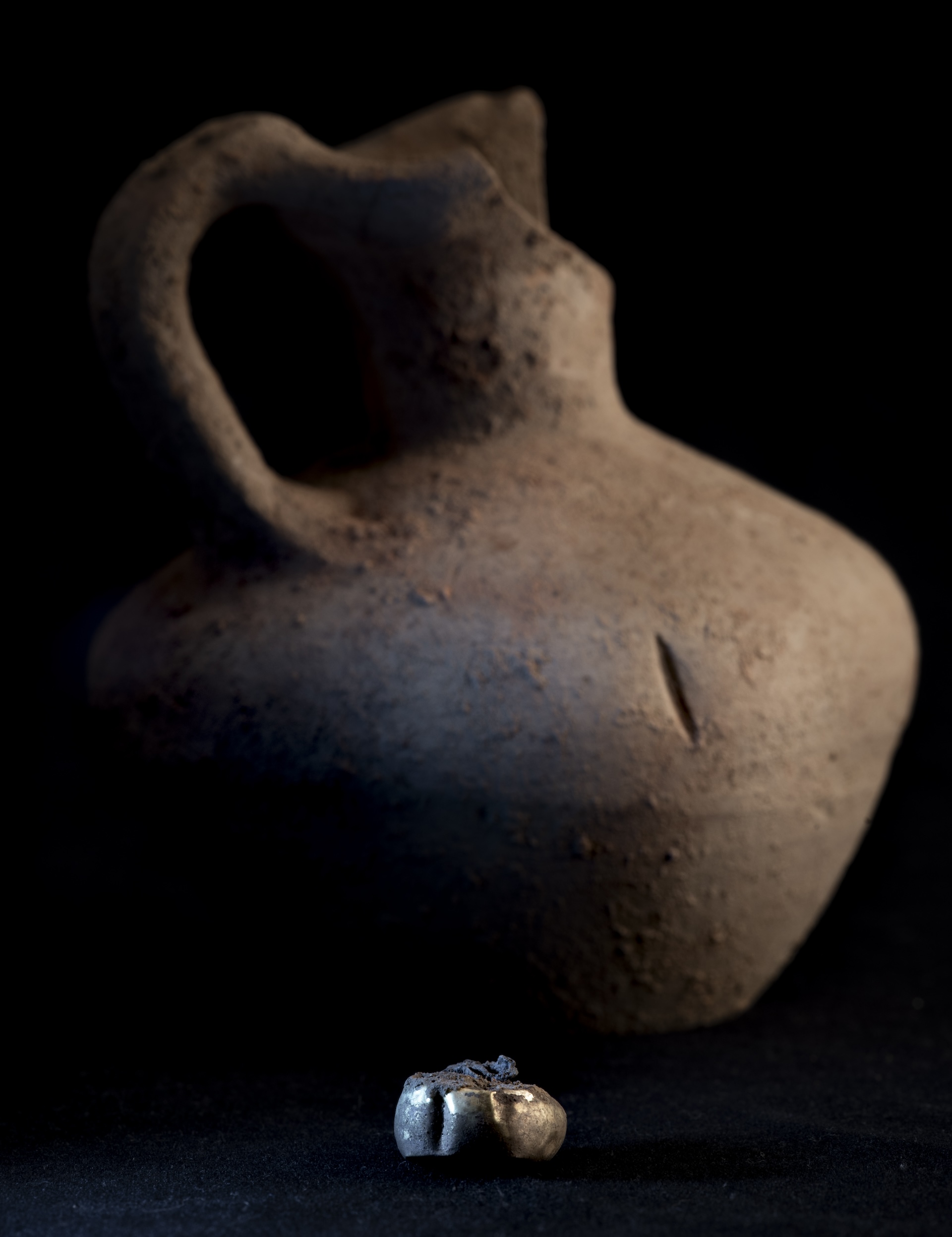 Um jarro de cerâmica e um brinco descobertos em Tossal de Baltarga.