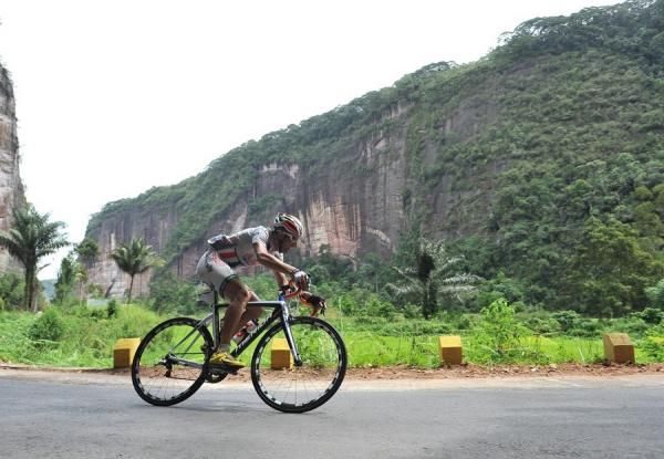 Abbas Saedi Tanha (Azad University Cross Team-Iran) at full speed while passing through Harau cliffs 300 meters before the finish.