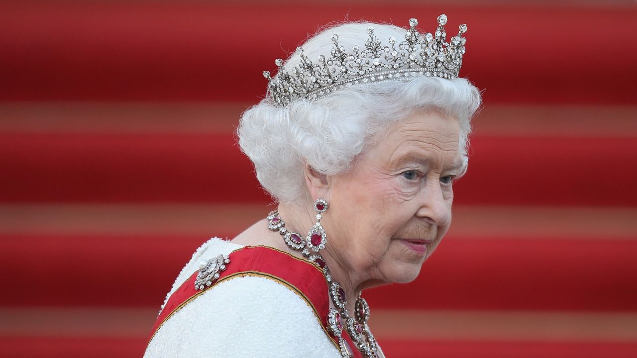 Queen Elizabeth II arrives for the state banquet in her honour at Schloss Bellevue palace on the second of the royal couple&#039;s four-day visit to Germany on June 24, 2015 in Berlin, Germany