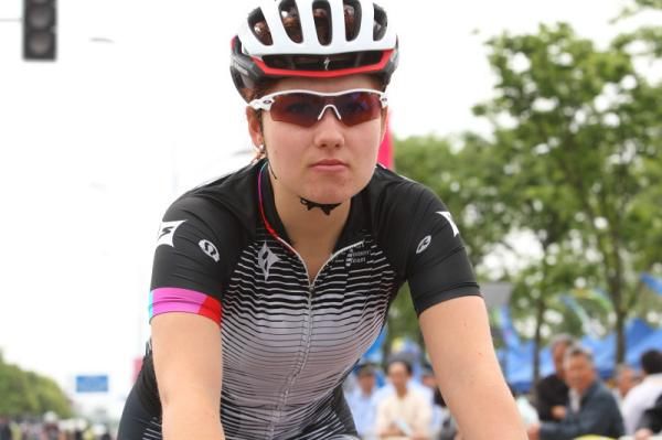 Katie Colclough (Specialized - lululemon) rolls to the start