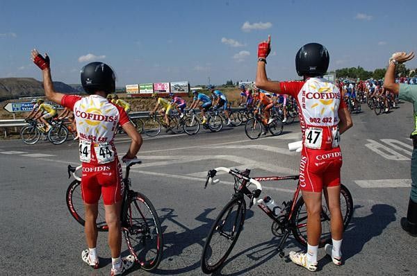 Bingen Fernandez and S&eacute;bastien Minard (Cofidis) goof around wearing the motocyclists' helmets