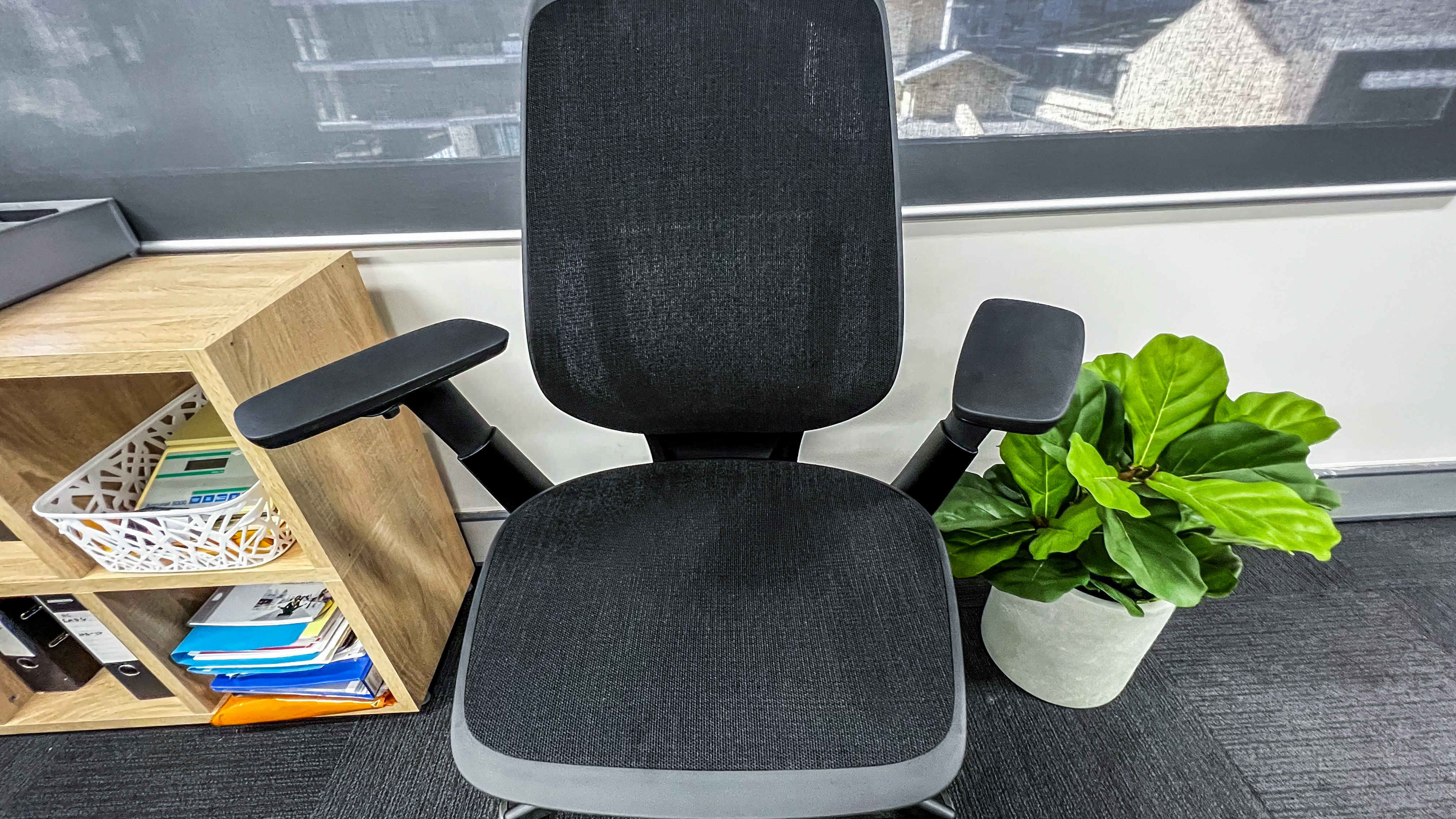 Armrests differently adjusted on the Steelcase Karman