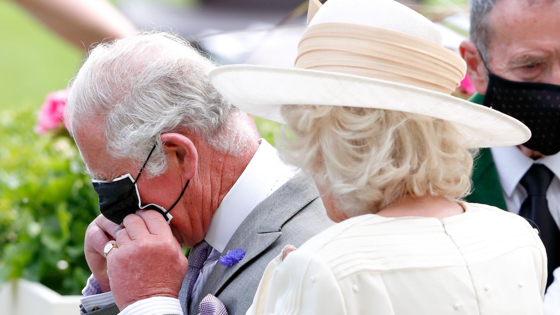 King Charles wearing a face mask.