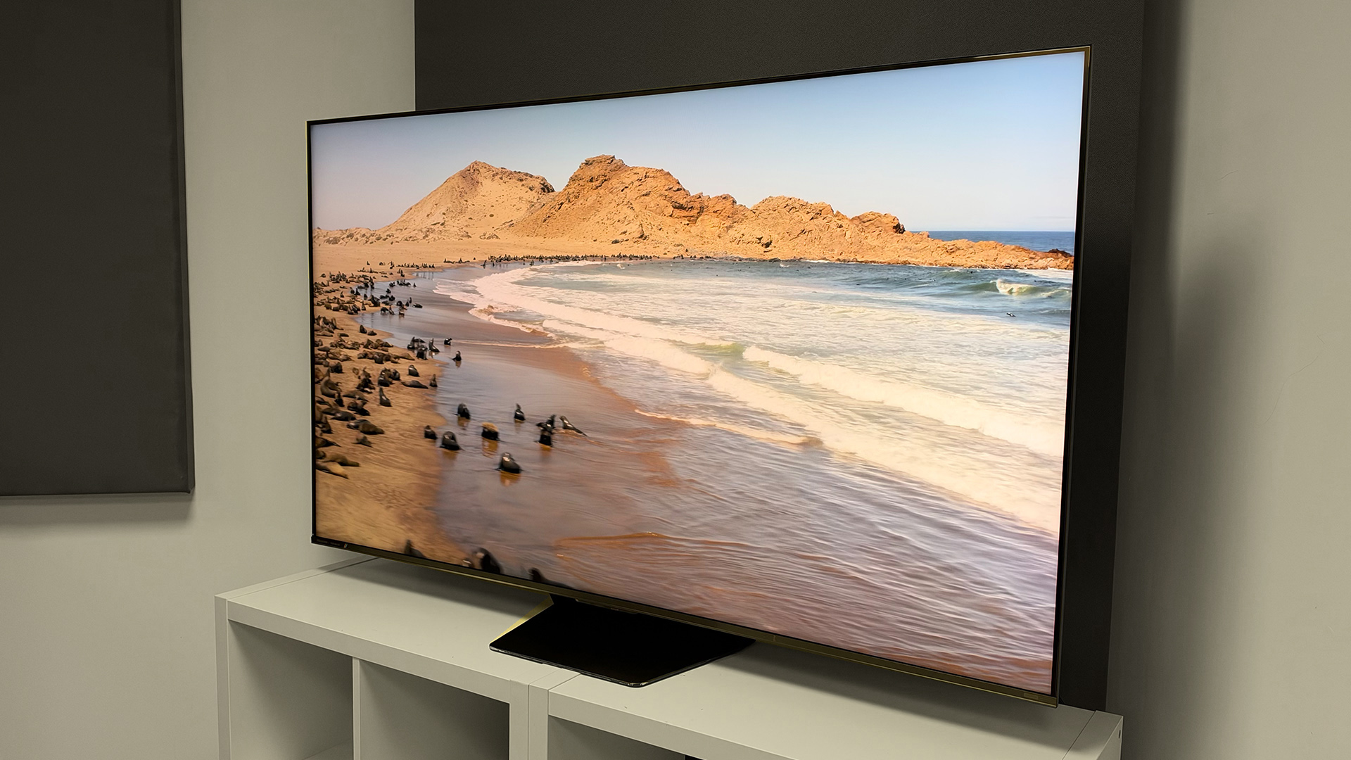 Hisense UR8 RGB Mini LED TV