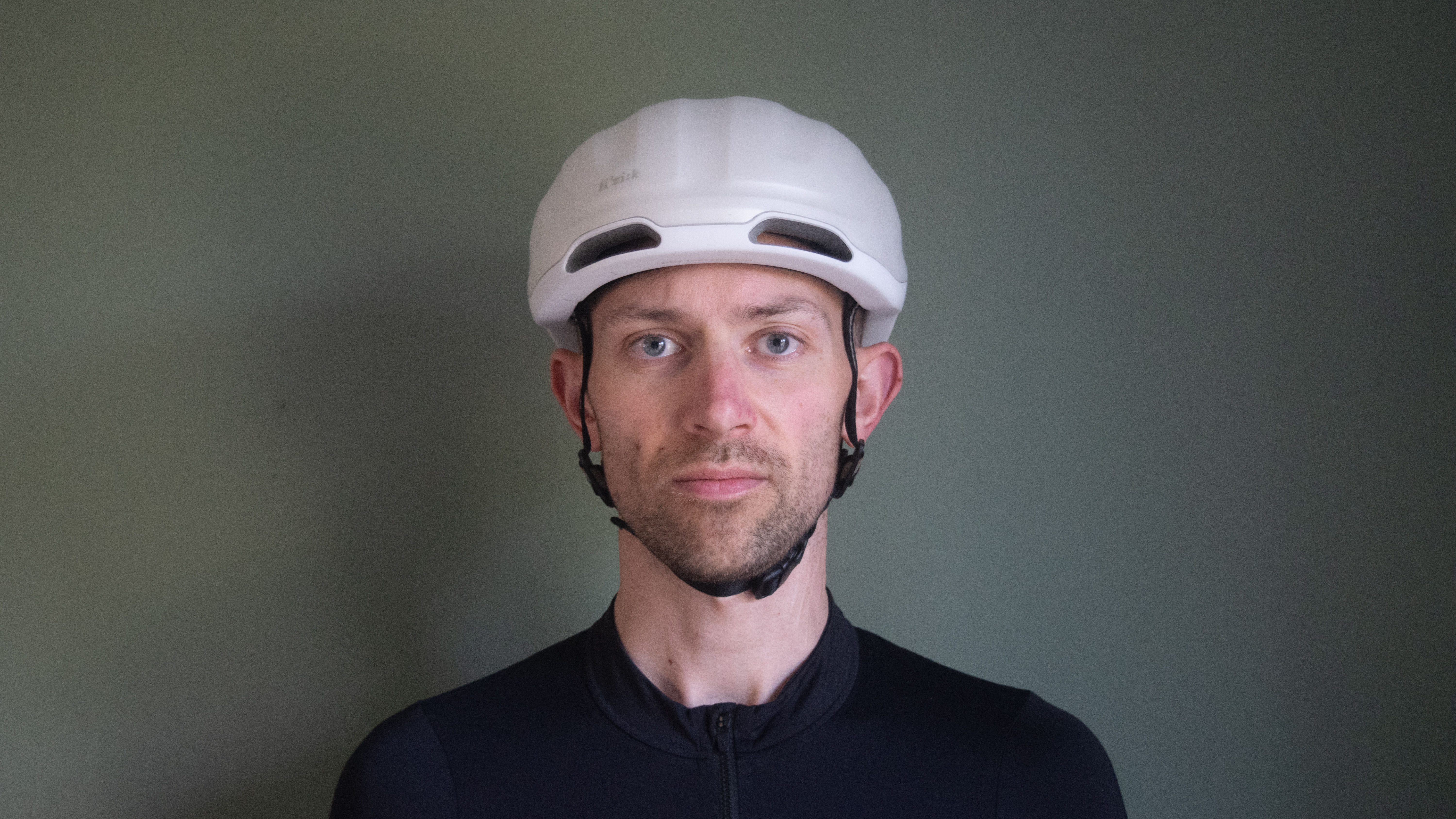 A man wearing a white Fizik Kudo Aero hemet