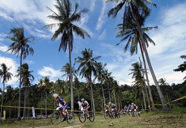 Emil Lindgren (Rabobank-Giant Offroad Team) leads the men's race on lap 3.