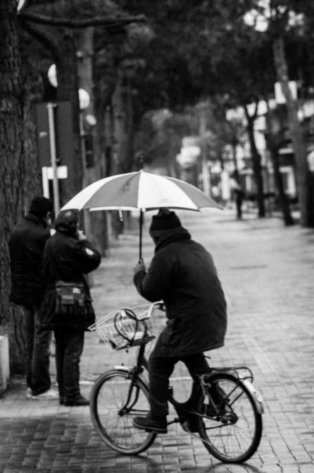 Locals come out to watch the team time trial.