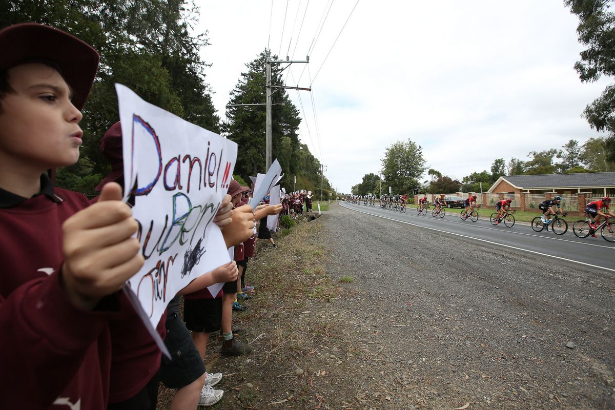School kids cheer on the peloton