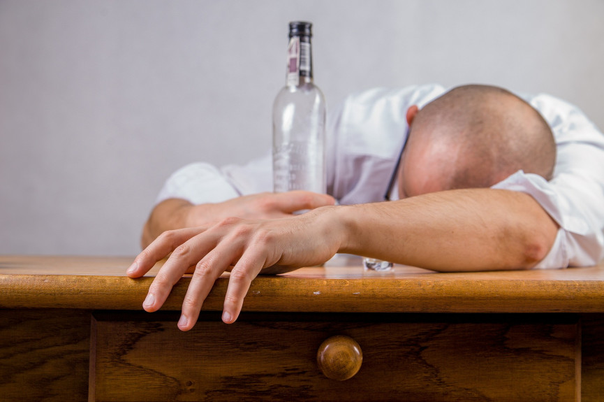 alcohol-428392-19201-1556647196-KhSM-column-width-inline