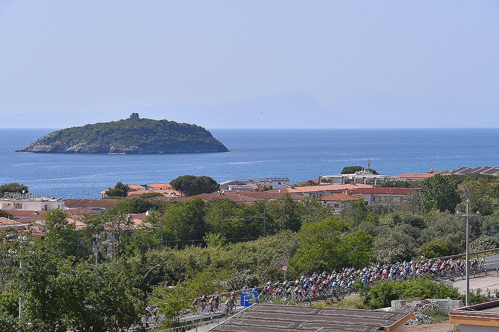 The peloton rides along the coast during the Giro's fourth stage.