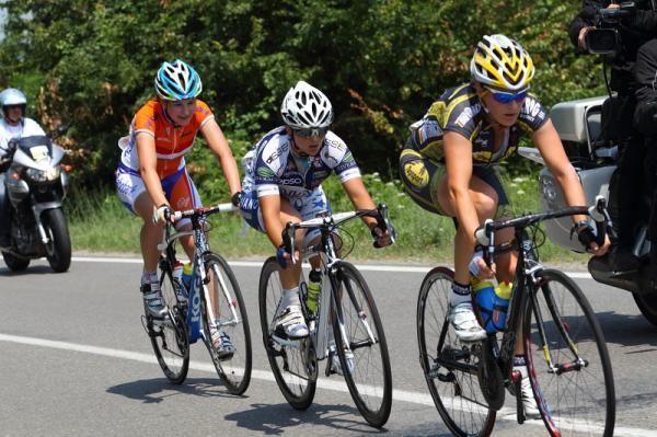 Liesbet De Vocht (Topsport Vlaanderen 2012), Valentina Bastianelli (Vaiano-Solaritech) and Esra Tromp (Vaiano-Solaritech) were caught as the bunch reached Piacenza