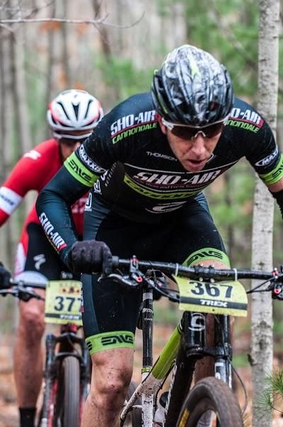 Jeremiah Bishop (Sho-Air/Cannondale) leads Todd Wells (Specialized)