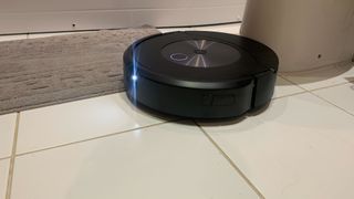 Le iRobot Roomba Combo j7+ nettoyant le bord d'un tapis