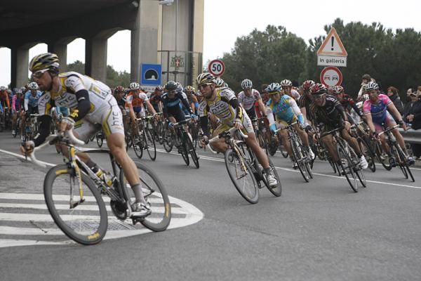 Mark Cavendish (HTC - Columbia) corners in the peloton