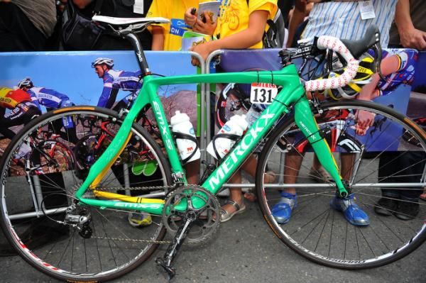 How do they do that so fast? Merckx provided Chavanel a green and yellow bike, signifying his lead in both classifications.